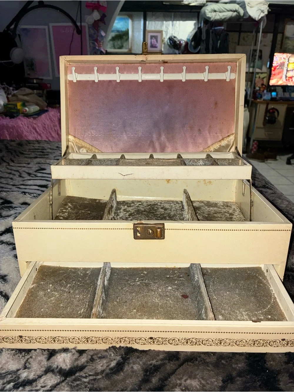 Vintage Decorative Jewelry Box in Cream with Gold Accents